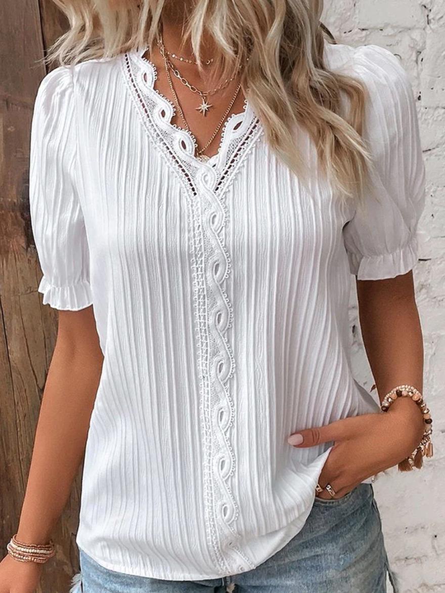 Clara | Plisseret V-hals Bluse med Blondekant