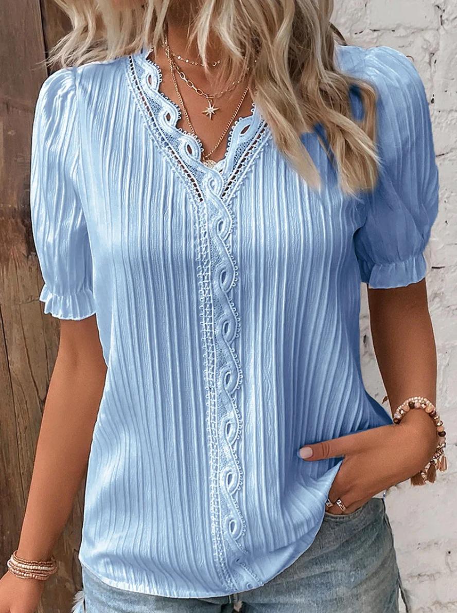 Clara | Plisseret V-hals Bluse med Blondekant