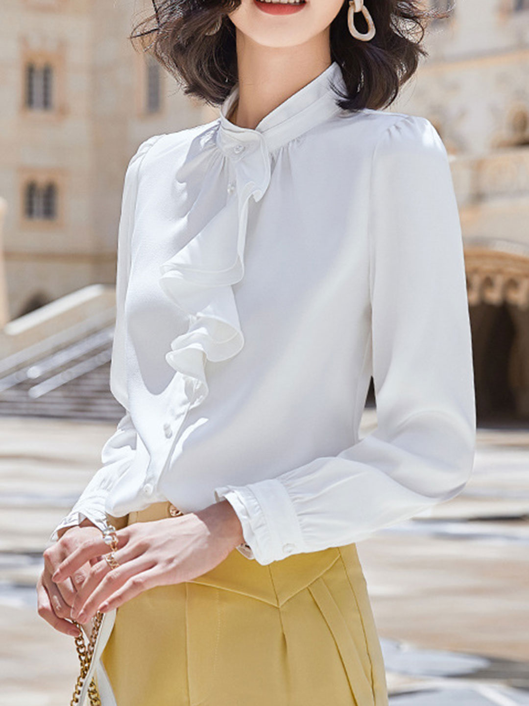Elegant chiffonbluse med stilfuld flæsekrave