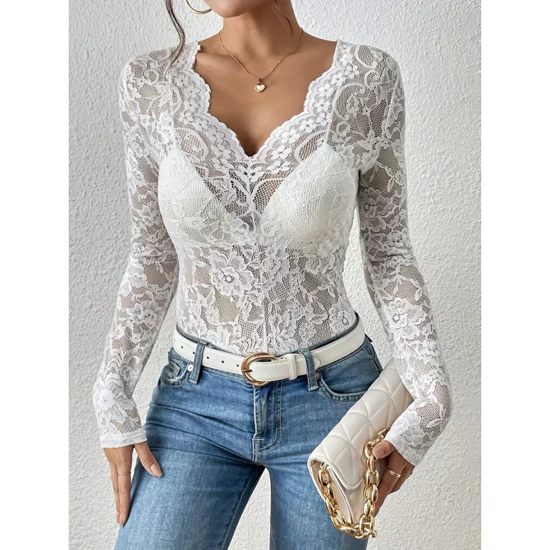 V-hals blondebluse med blomsterdetaljer