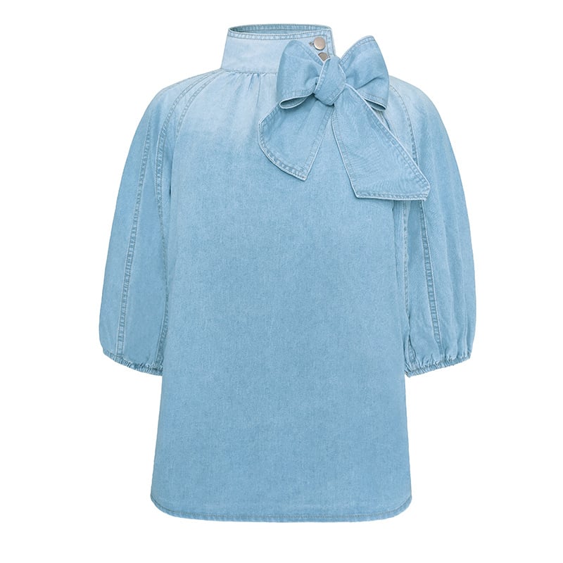 Damebluse med krave og moderne ærmer