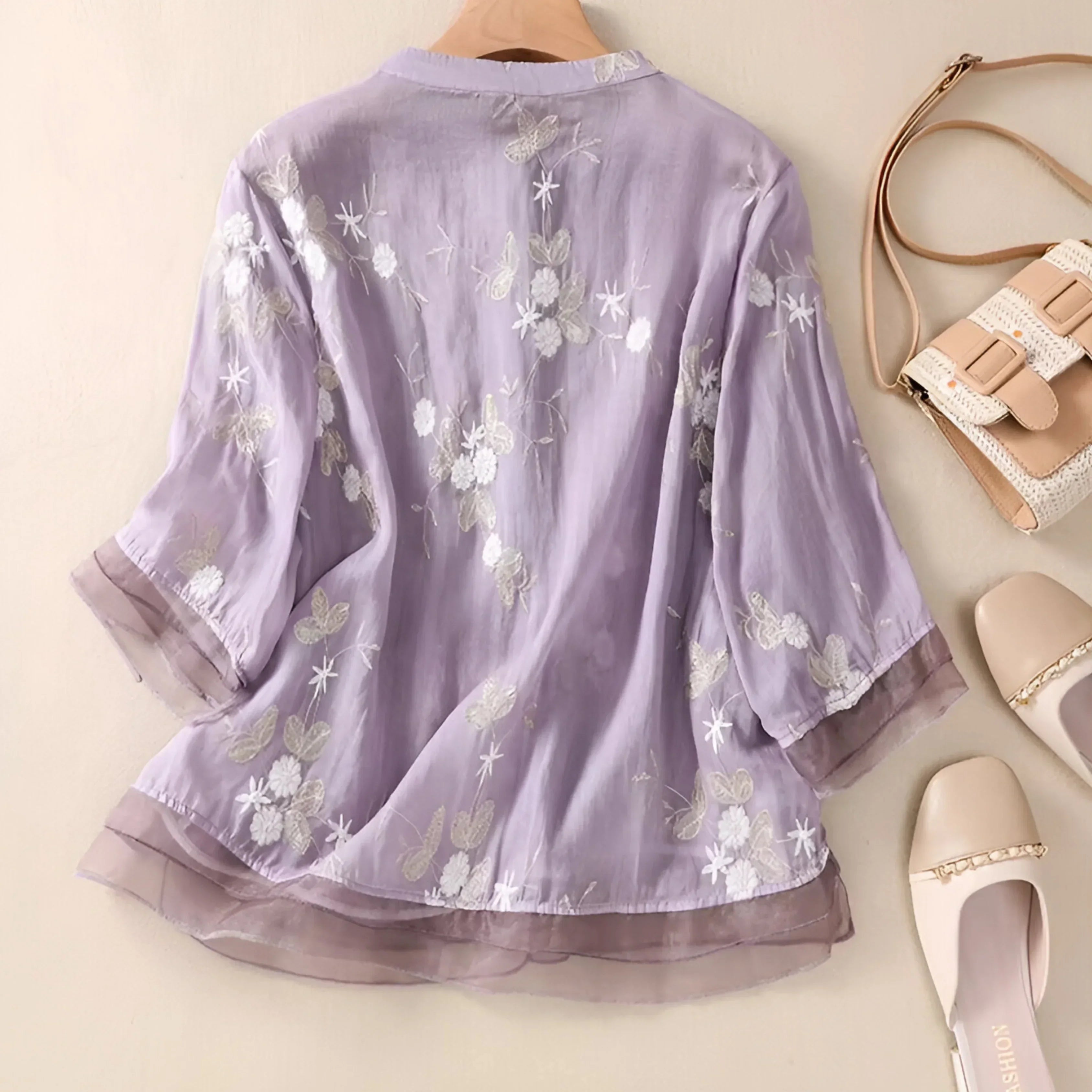 Freja | Broderet Damebluse med Knapper