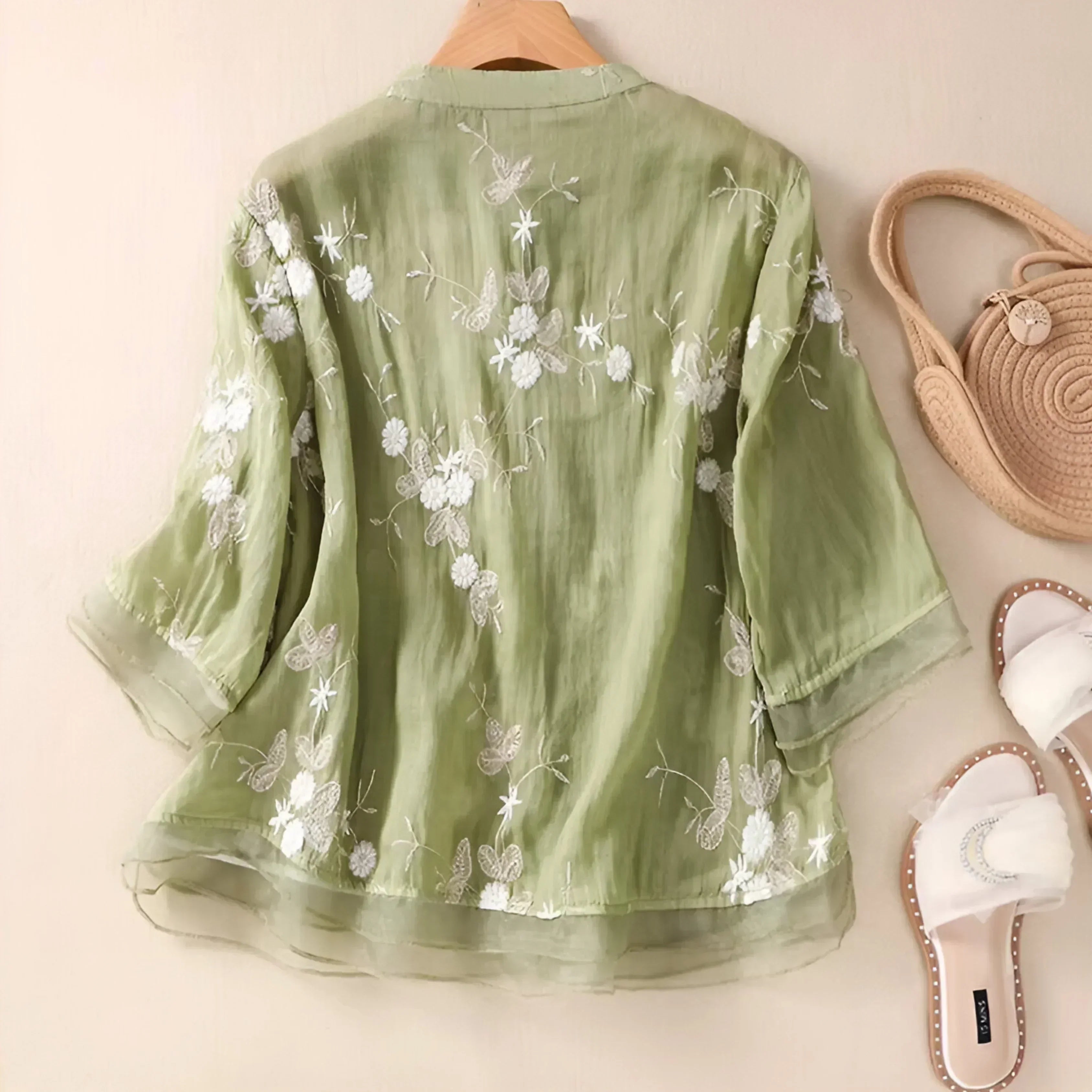 Freja | Broderet Damebluse med Knapper