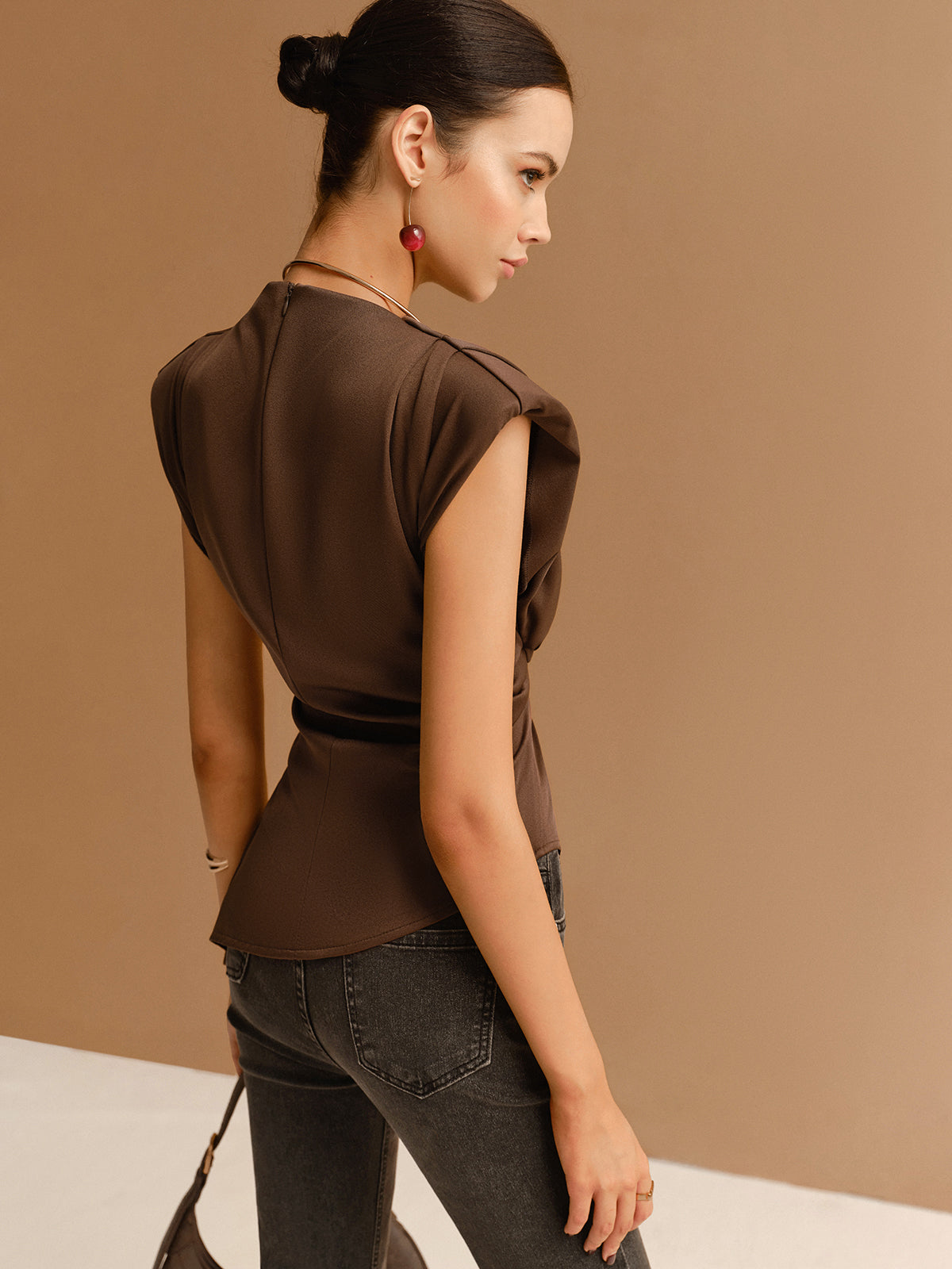 Elegant og asymmetrisk top med skulpturelle detaljer