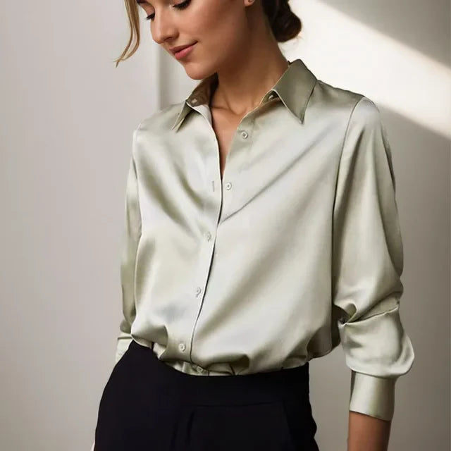 Elegant satinbluse med blød glansfinish