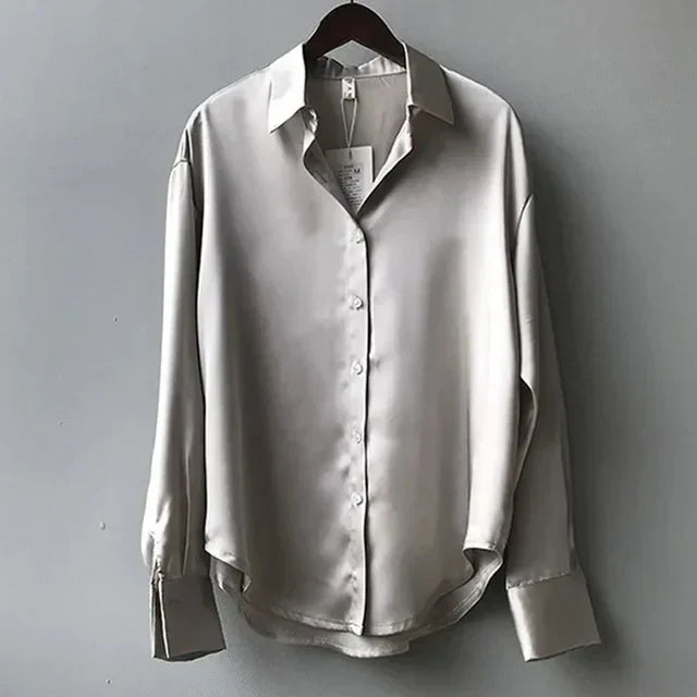 Elegant satinbluse med blød glansfinish