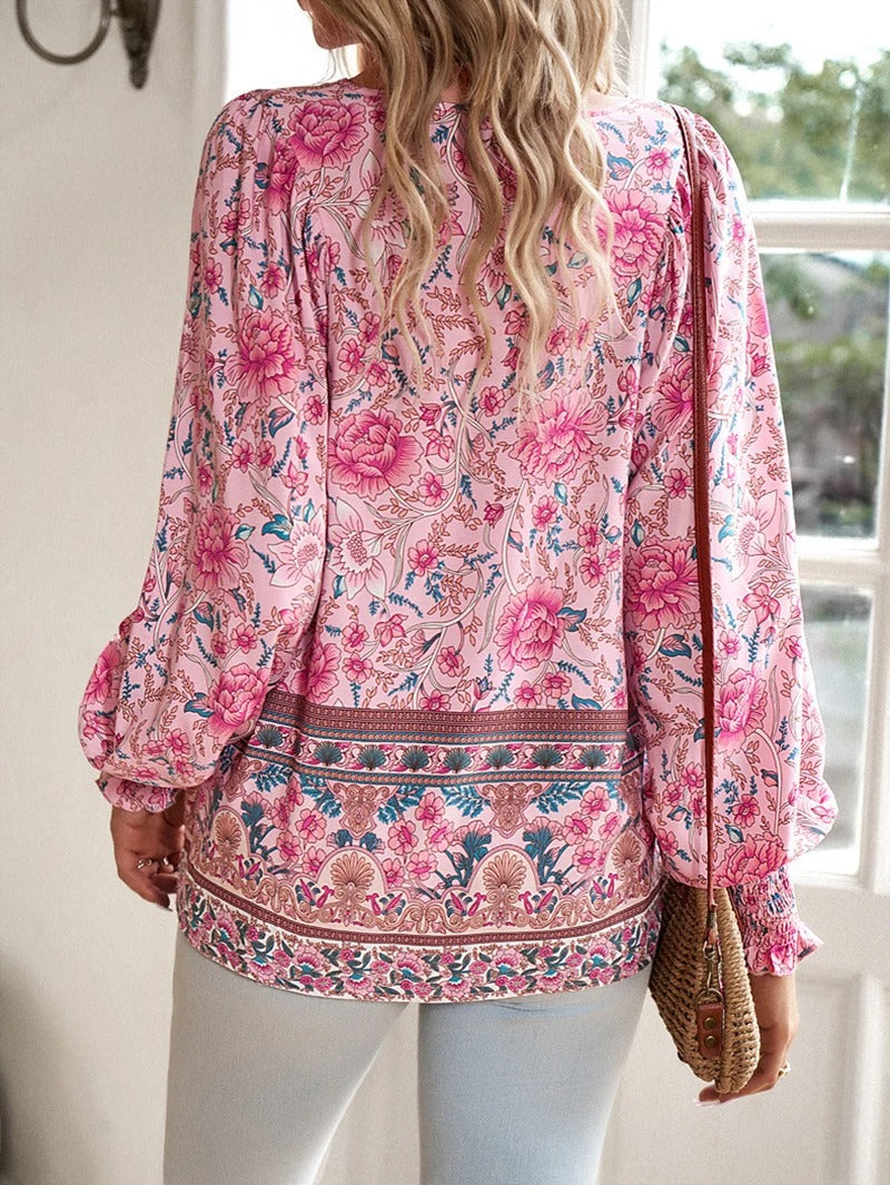 Elegant sommerbluse med blomsterdesign