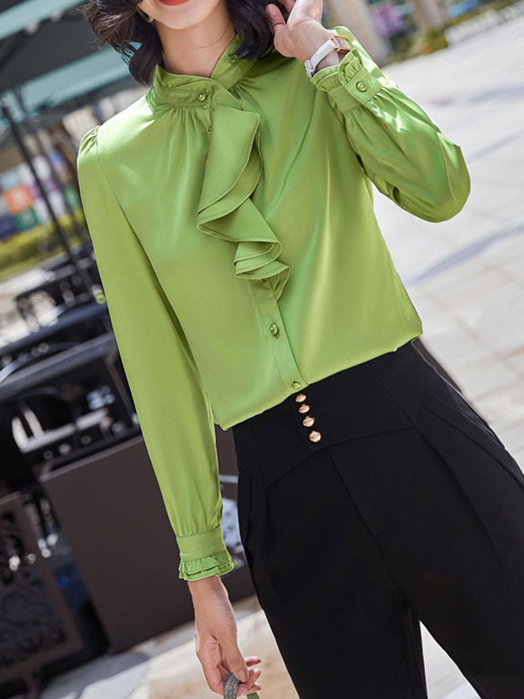 Elegant chiffonbluse med stilfuld flæsekrave