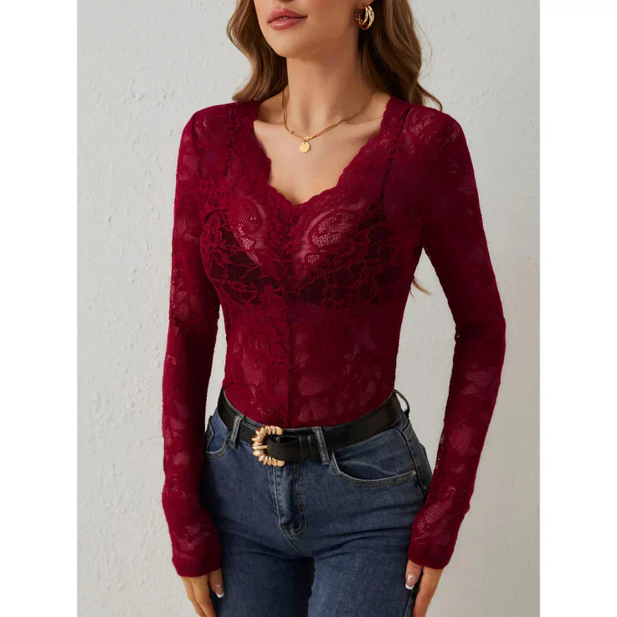 V-hals blondebluse med blomsterdetaljer