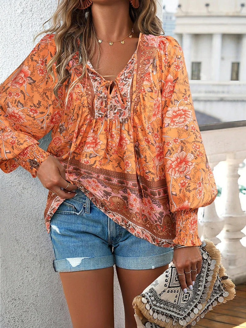 Elegant sommerbluse med blomsterdesign