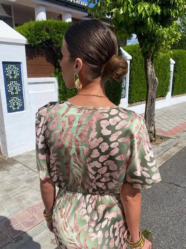 Elegant og moderne olivengrøn kjole med blomsterprint
