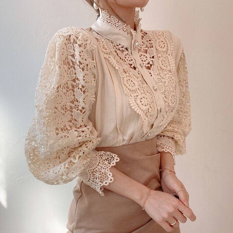 Klassisk Og Elegant Damebluse Med Blonde