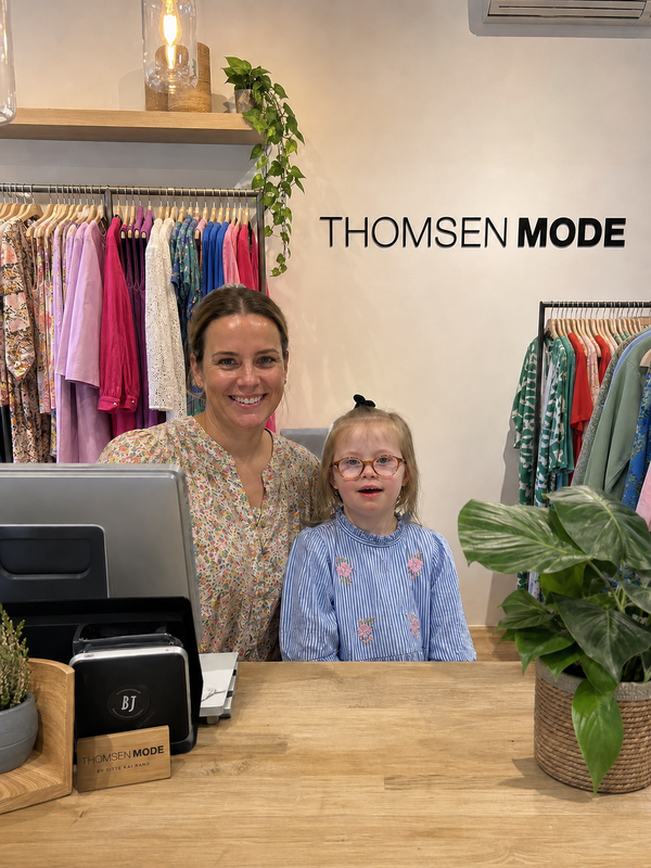 Katrine og Liva foran Thomsen Mode